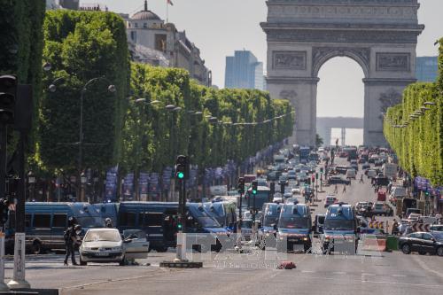 Tìm thấy nhiều súng trong nhà thủ phạm vụ đâm xe ở Paris ảnh 1